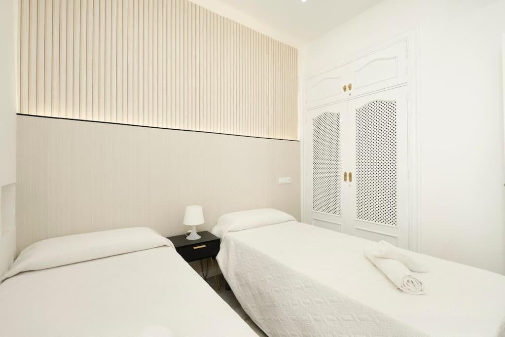 Newly Refurbished Modern 2-Bed Apartment In Heart Of ตอร์เรโมลิโนส ภายนอก รูปภาพ