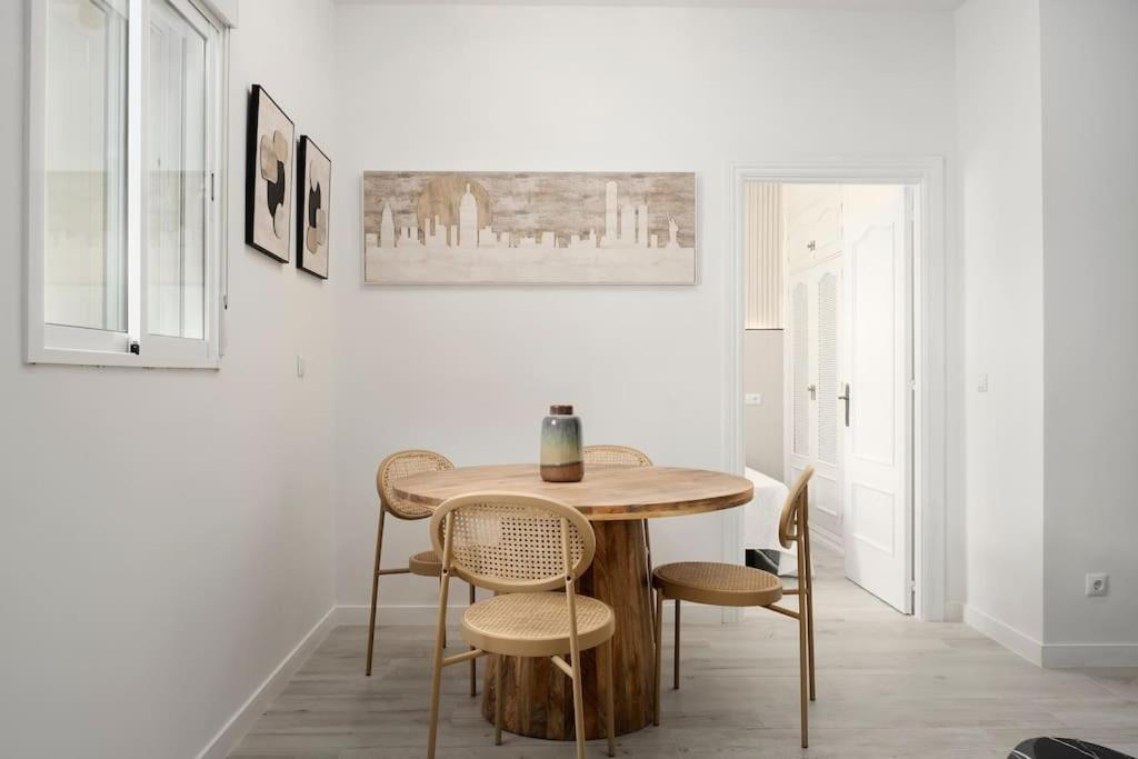 Newly Refurbished Modern 2-Bed Apartment In Heart Of ตอร์เรโมลิโนส ภายนอก รูปภาพ
