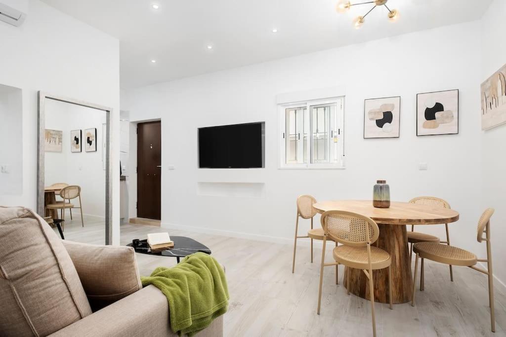 Newly Refurbished Modern 2-Bed Apartment In Heart Of ตอร์เรโมลิโนส ภายนอก รูปภาพ