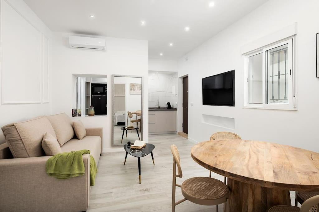 Newly Refurbished Modern 2-Bed Apartment In Heart Of ตอร์เรโมลิโนส ภายนอก รูปภาพ