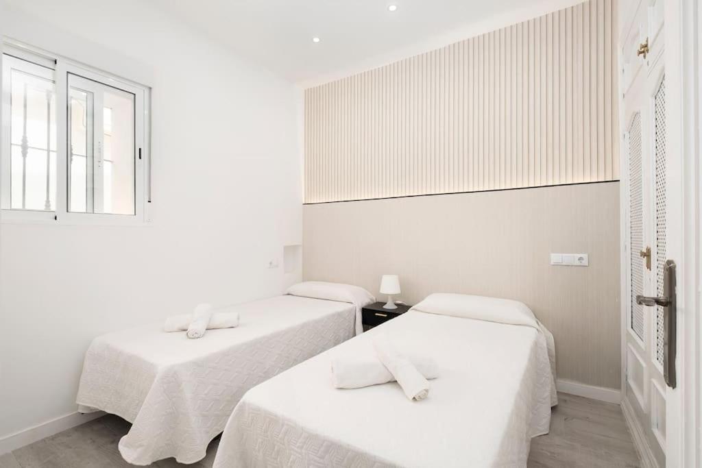 Newly Refurbished Modern 2-Bed Apartment In Heart Of ตอร์เรโมลิโนส ภายนอก รูปภาพ